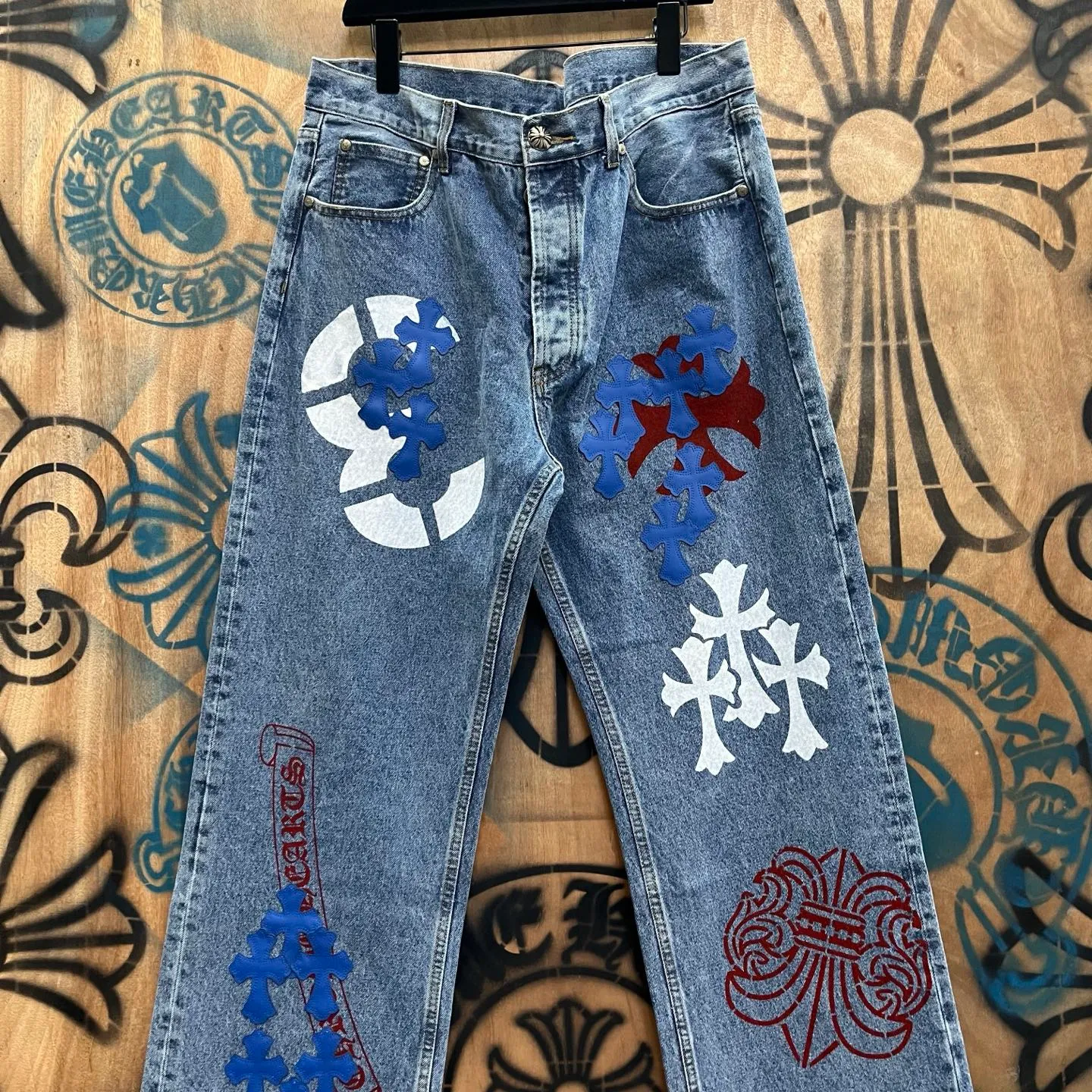 P610 Chrome Hearts Limited Series New City Limited Jeans Chrome Hearts City Limited Jeans vintage levis American made 501 505 517 base remake Levi's American 501 base imported sheepskin 925 silver remake Customers provide waist and pants length or height and weight. The studio will select the most suitable base for you to remake. There are many people doing remakes in the market. Don't belittle or comment. The difference is visible to the naked eye. See and compare for yourself #CHROME HEARTS Unisex style